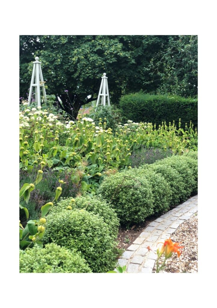 Obelisk Border
